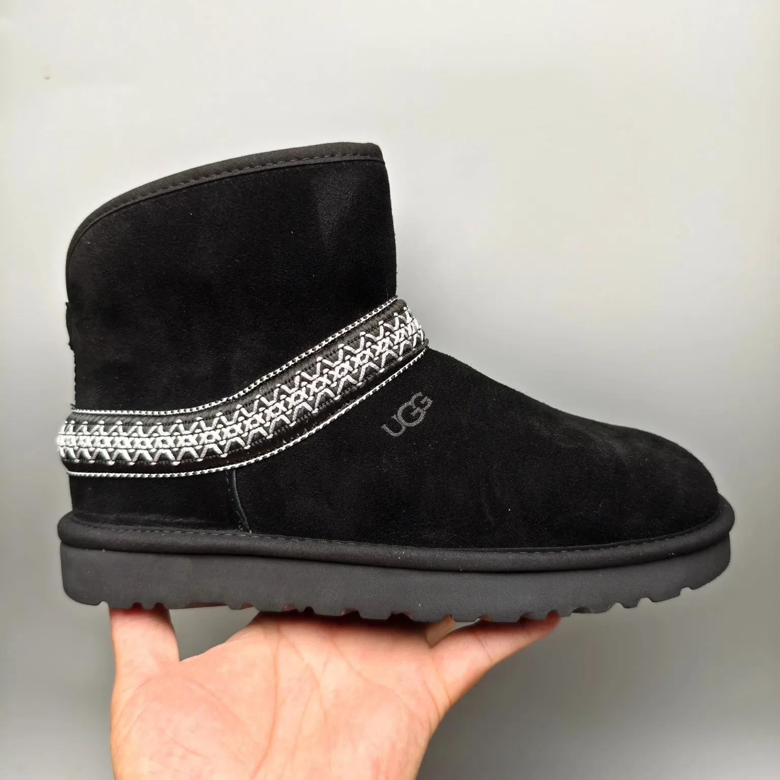 💰560 UGG sheepskin all-in-one snow boots 8262 ethnic style mid-calf boots Color: Maroon Black Size: 35-40